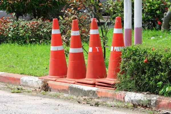 Yol ile olan trafik koni satır beyaz ve turuncu çizgili alanı Kopyala