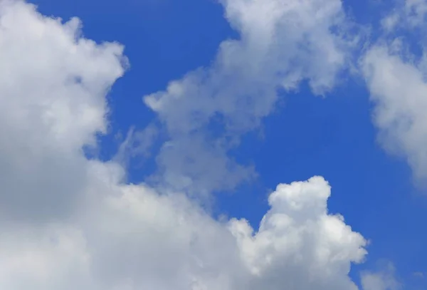 ふわふわ雲の明るい青空美しい自然とコピー場所の芸術のテキストを追加 — ストック写真