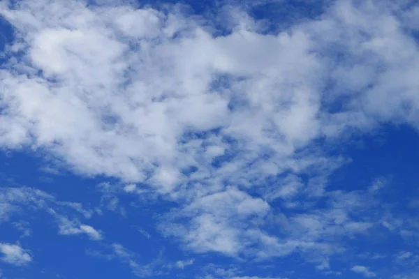 Céu Azul Com Nuvem Fofa Brilhante Bela Arte Natureza Espaço — Fotografia de Stock