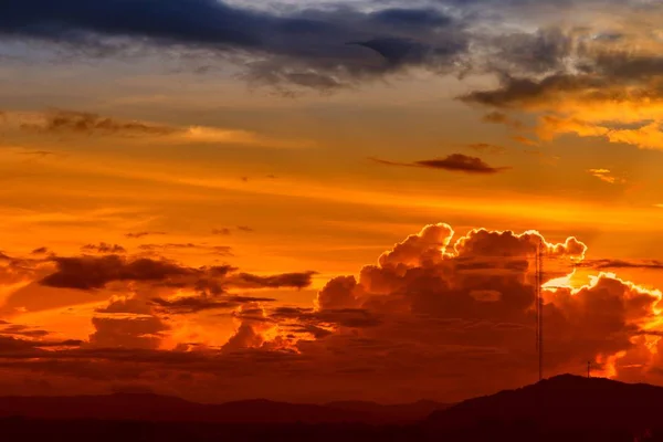 Κόκκινο Ουρανό Στο Ηλιοβασίλεμα Και Σύννεφο Όμορφο Πολύχρωμο Βράδυ Φύση — Φωτογραφία Αρχείου