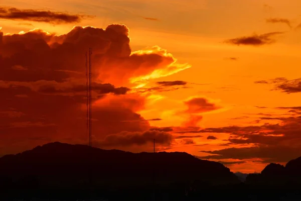 Ηλιοβασίλεμα Στο Sky Και Cloud Όμορφα Πολύχρωμα Λυκόφως Ώρα Βουνό — Φωτογραφία Αρχείου