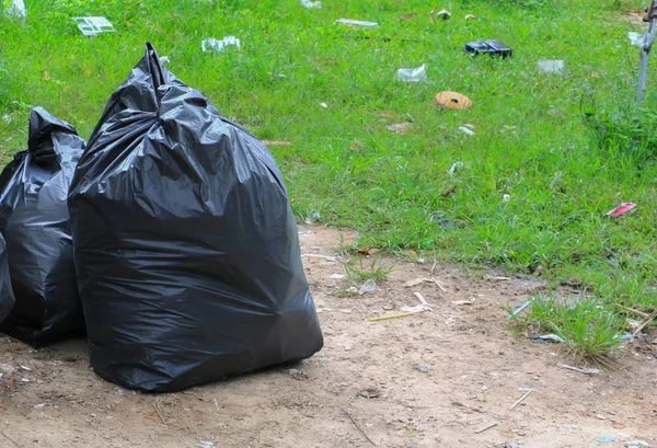 Siyah çöp torbası yol kenarı şehir kazık