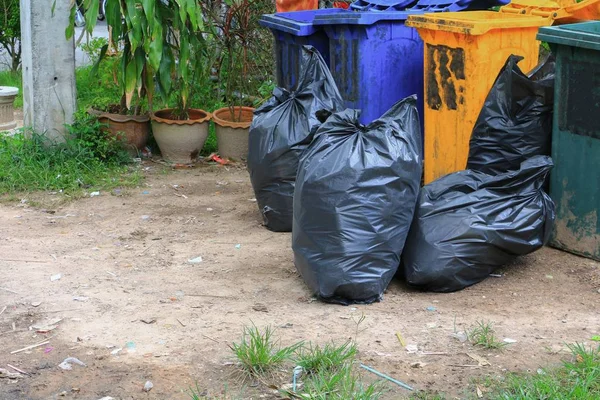 Siyah çöp torbası yol kenarı şehir kazık