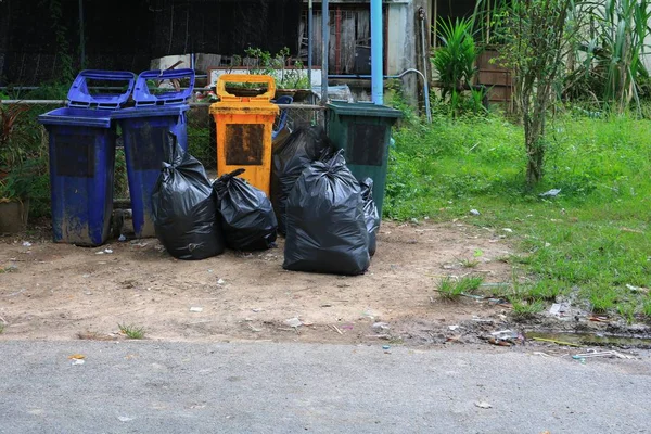 Pilha Saco Lixo Preto Beira Estrada Cidade — Fotografia de Stock