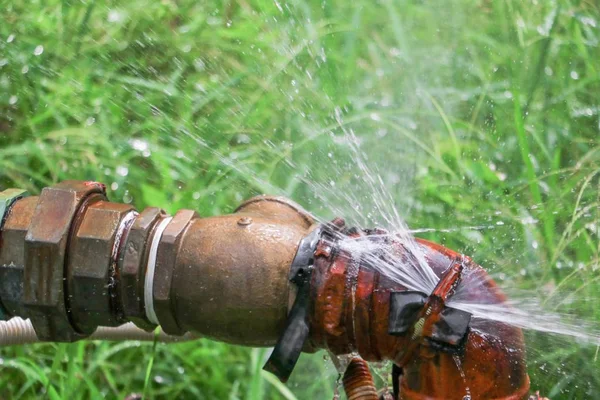Ana tüp ve su sızıntısı sıhhi tesisat, eski musluk boru çelik pas çim katta