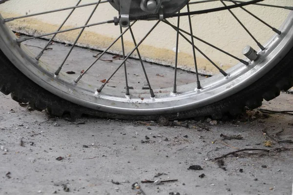 Close Van Lekke Band Van Wiel Van Motorfiets Oude Gebarsten — Stockfoto