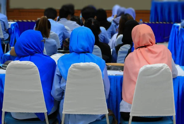 Studenten Der Wirtschaftsuniversität Sitzen Hörsaal — Stockfoto