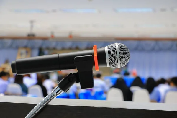 Mikrofon Stojaku Bliska Sali Konferencyjnej Wybierz Fokus Płytkiej Głębi Ostrości — Zdjęcie stockowe