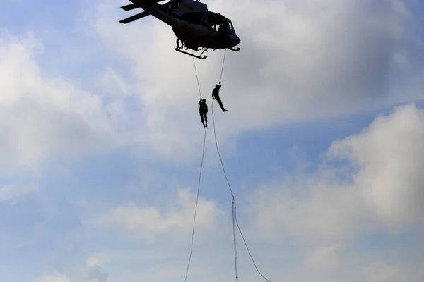 Silhouette Soldat Firning Från Helikopter Blå Himmel — Stockfoto