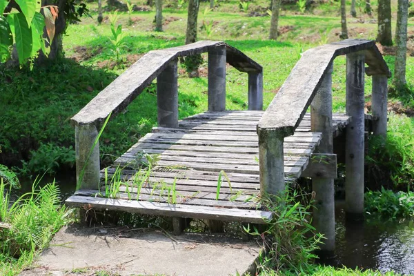 bir kanal eski köprü