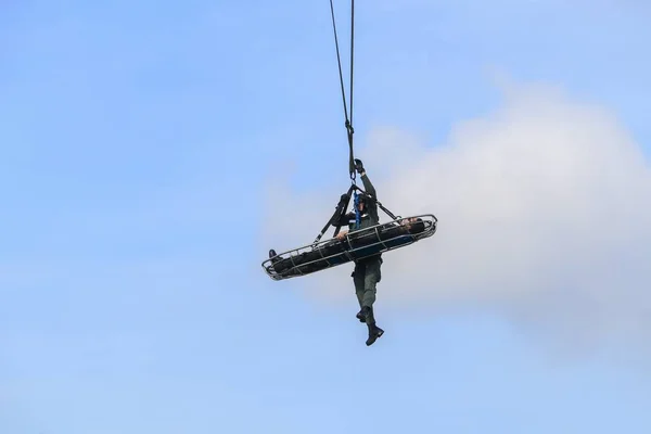 Soldat Rettet Notfall Armeehubschrauber Mit Seil Bei Blauem Himmel — Stockfoto
