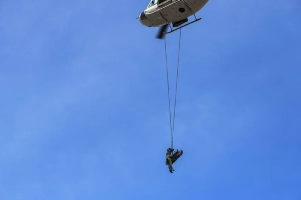 战士抢救紧急状态由军队直升机用绳索在蓝天 — 图库照片