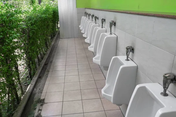 Fila Hombres Urinario Aire Libre Inodoro Público Urinarios Blancos Baño —  Fotos de Stock