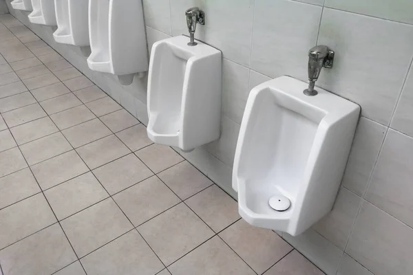 Fila Hombres Urinario Aire Libre Inodoro Público Urinarios Blancos Baño — Foto de Stock