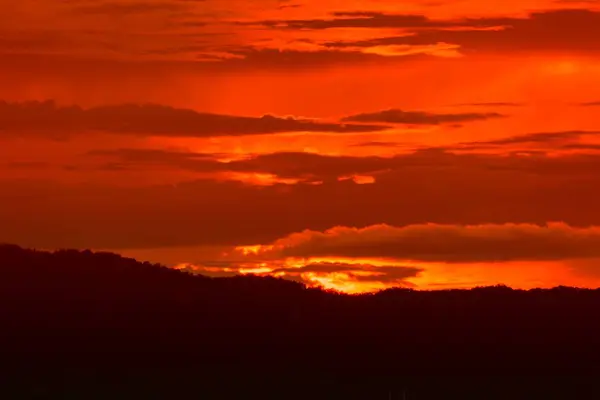 Ηλιοβασίλεμα Στο Sky Και Cloud Όμορφα Πολύχρωμα Λυκόφως Ώρα Βουνό — Φωτογραφία Αρχείου