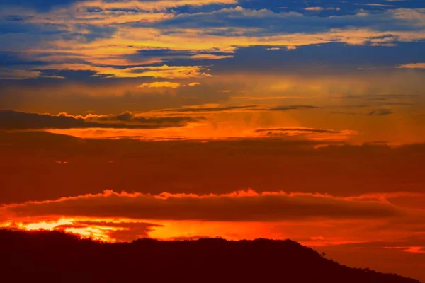 Solnedgång Himmel Och Moln Vackra Färgglada Twilight Time Med Mountain — Stockfoto