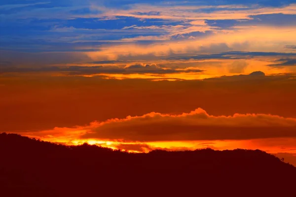 Západ Slunce Obloze Cloud Krásné Barevné Soumrak Silueta Hory — Stock fotografie