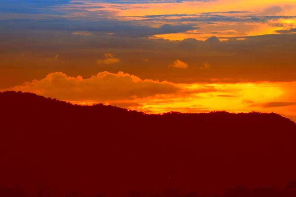 Západ Slunce Obloze Cloud Krásné Barevné Soumrak Silueta Hory — Stock fotografie