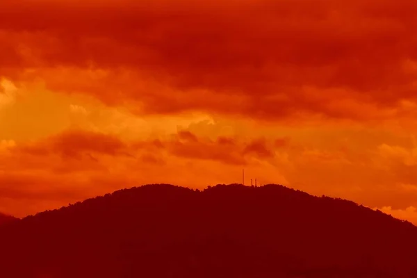 Ηλιοβασίλεμα Στο Sky Και Cloud Όμορφα Πολύχρωμα Λυκόφως Ώρα Βουνό — Φωτογραφία Αρχείου