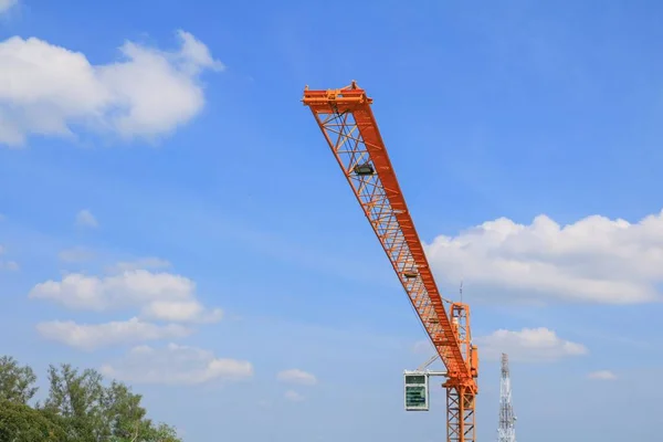 タワー クレーン業界 空の背景のサイトにおける施設整備 — ストック写真