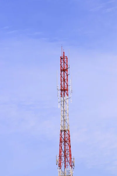 Torre Telecomunicaciones Antena Roja Blanca Radio Teléfono Móvil Fondo Del — Foto de Stock