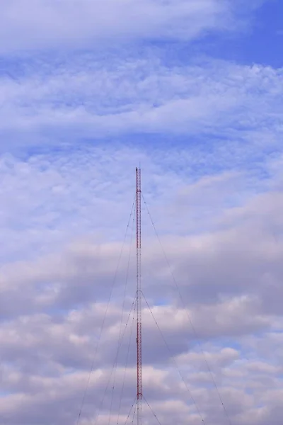 Telekomunikační Věž Červenobílý Anténa Rádio Telefon Mobilní Obloze Pozadí — Stock fotografie