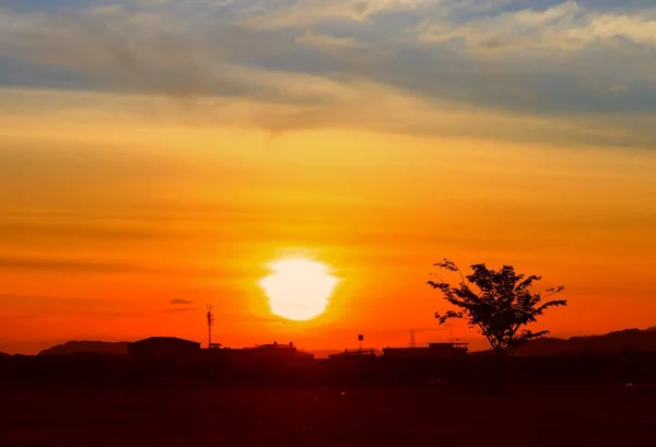 青空夜自然ミステリー時間とシルエット ツリーで日没の美しいカラフルな風景 — ストック写真