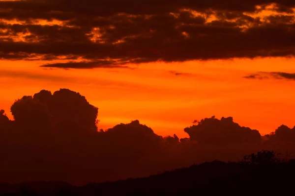 Ηλιοβασίλεμα Όμορφο Πολύχρωμο Τοπίο Και Σιλουέτα Βουνό Δέντρων Ουρανού Λυκόφως — Φωτογραφία Αρχείου