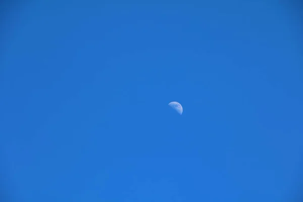 Lua Crescente Bonita Céu Azul Com Espaço Cópia Para Texto — Fotografia de Stock