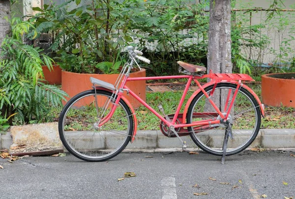 Bisiklet kırmızı Klasik vintage eski kopya alanı olan güzel metin ekleme