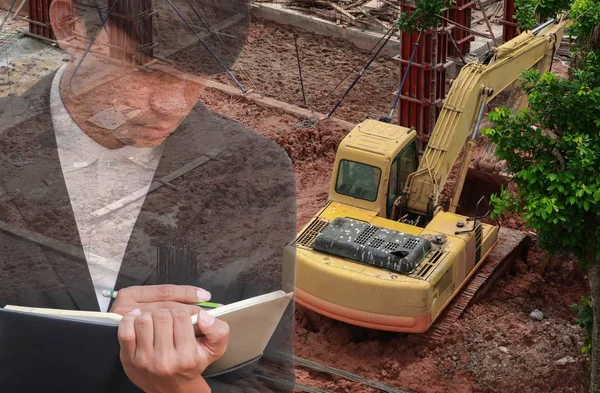 Not defteri El inşaat site işyeri kavramı içinde belgelerin imzalanması ile işadamı çift pozlama.