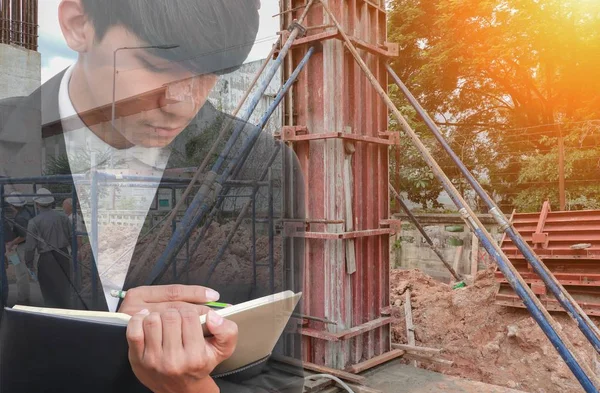 Not defteri El inşaat site işyeri kavramı içinde belgelerin imzalanması ile işadamı çift pozlama.