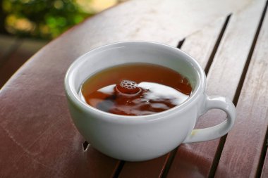 Kahve Kupası ahşap zemin zemin üzerine sığ derinlik-in tarla ile odak seçin.