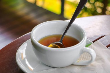 Kahve Kupası ahşap zemin zemin üzerine sığ derinlik-in tarla ile odak seçin.