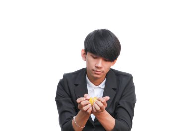 yakışıklı adam beyaz arka plan üzerinde bir taze portakal yeme