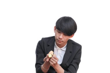 yakışıklı adam beyaz arka plan üzerinde bir taze portakal yeme