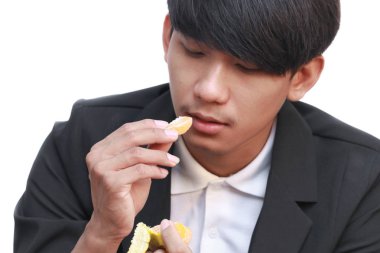 yakışıklı adam beyaz arka plan üzerinde bir taze portakal yeme