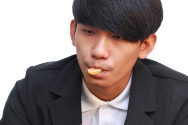 yakışıklı adam beyaz arka plan üzerinde bir taze portakal yeme