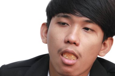 yakışıklı adam beyaz arka plan üzerinde bir taze portakal yeme