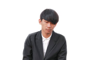 Beyaz arka plan üzerinde üzgün bir adam portresi