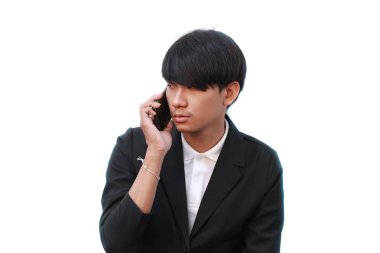 Genç yakışıklı işadamı beyaz arka plan üzerinde bir telefon konuşma yapma