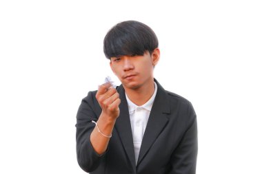 Beyaz arka plan üzerinde elinde buruşturulmuş bir kağıt parçası ile bir takım elbise giyen işadamı