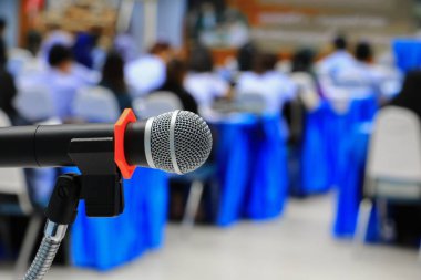 mikrofon stand yakın çekim konferans odasında: seçin odak alan sığ derinliği ile.