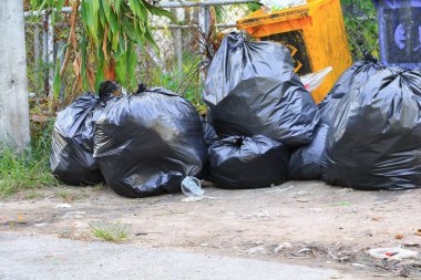 Siyah çöp torbası yol kenarı şehir kazık