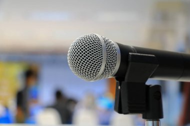 mikrofon yakın çekim konferans odasında: seçin odak alan sığ derinliği ile.