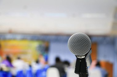 mikrofon yakın çekim konferans odasında: seçin odak alan sığ derinliği ile.