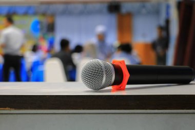 konferans salonu eski tablodaki üzerinde mikrofon: seçin odak alan sığ derinliği ile.