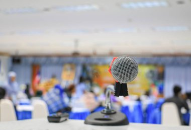 mikrofon yakın çekim konferans odasında: seçin odak alan sığ derinliği ile.