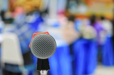 mikrofon yakın çekim konferans odasında: seçin odak alan sığ derinliği ile.