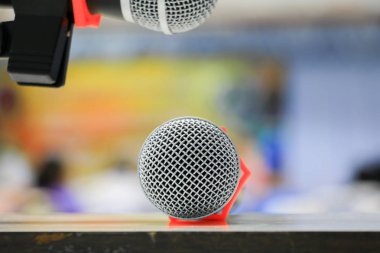 mikrofon yakın çekim konferans odasında: seçin odak alan sığ derinliği ile.